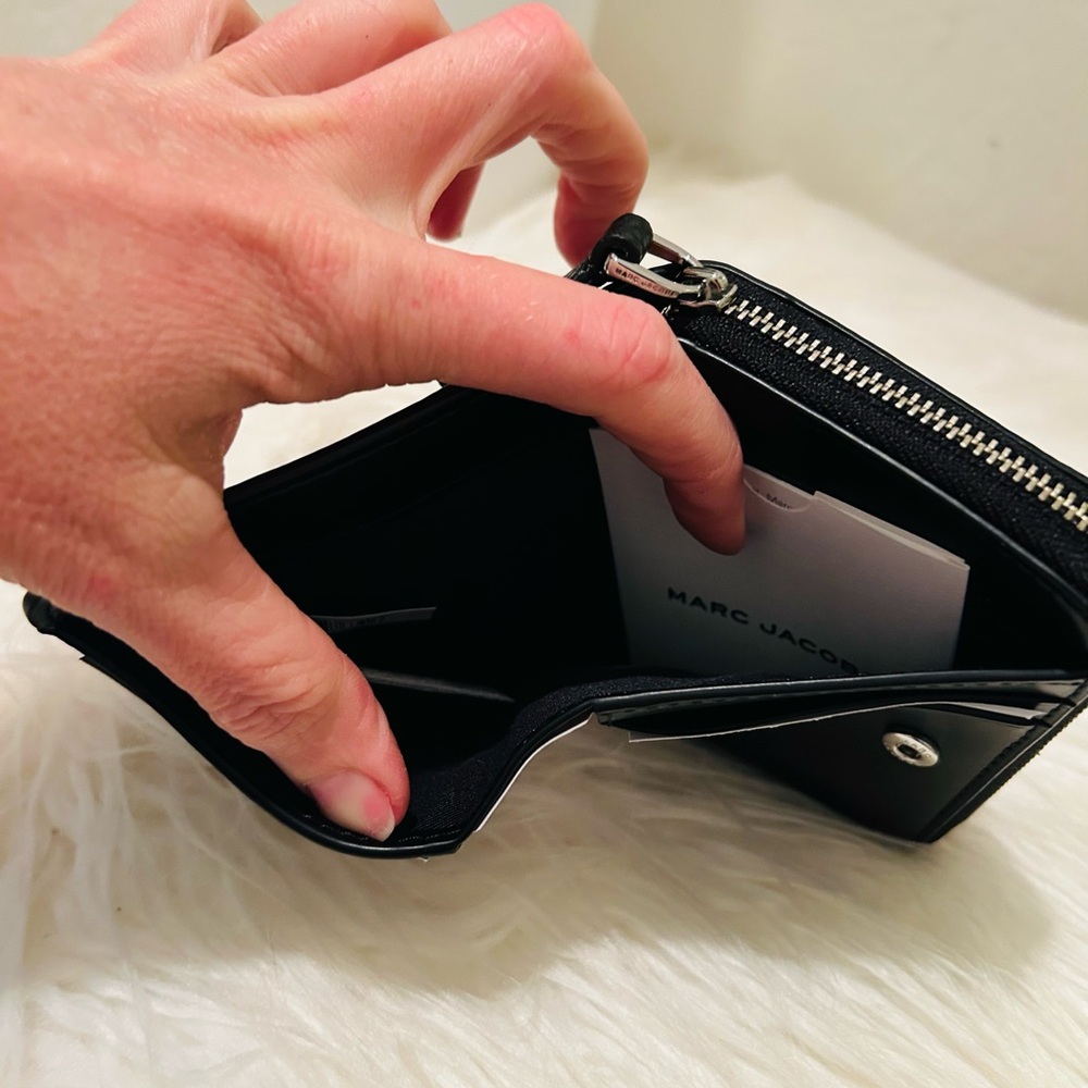 Marc Jacobs Black Bifold Wallet with Back Zip Coin Area NWT - Picture 6 of 7